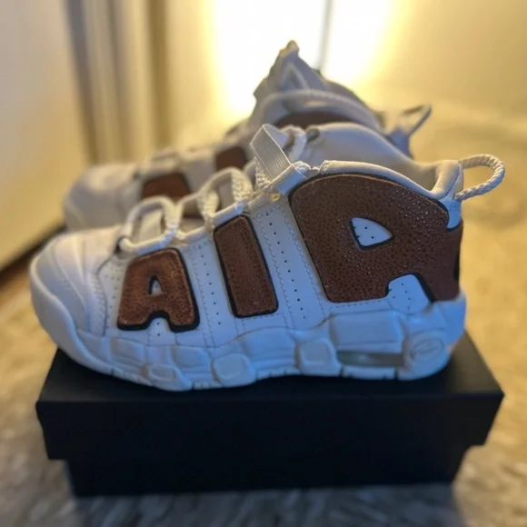 Size 2 Nike air sneakers - Picture 2 of 6